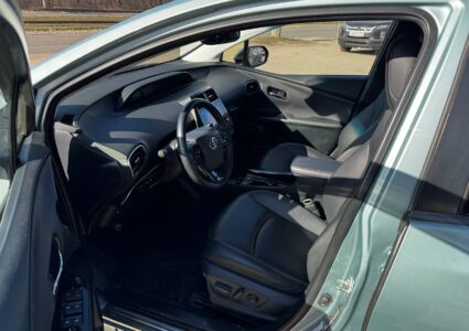 Купить марку машины Toyota Prius 2021 в Луганске