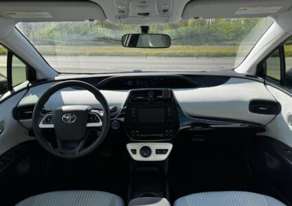 Купить марку машины Toyota Prius 2018 в Луганске