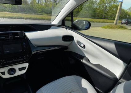 Купить марку машины Toyota Prius 2018 в Луганске