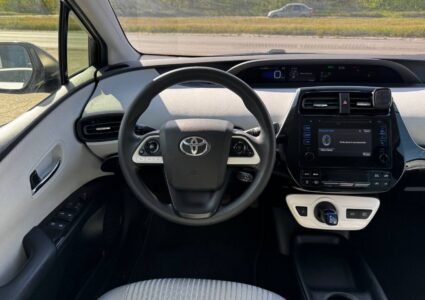 Купить марку машины Toyota Prius 2018 в Луганске