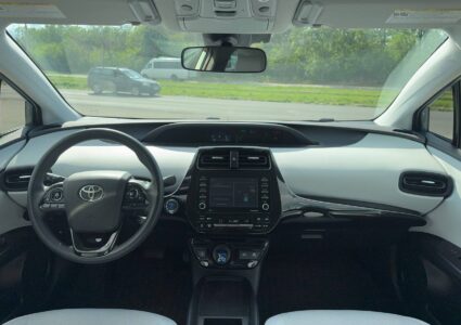 Купить марку машины Toyota Prius 2022 в Луганске