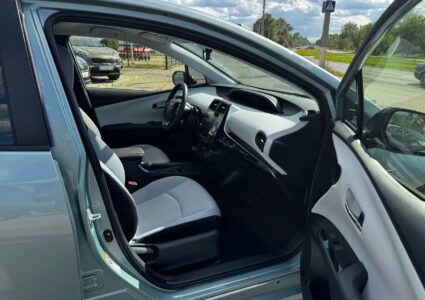 Купить марку машины Toyota Prius 2022 в Луганске