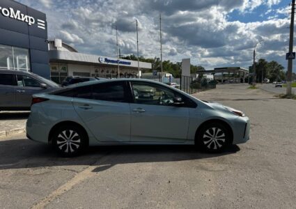 Купить марку машины Toyota Prius 2022 в Луганске
