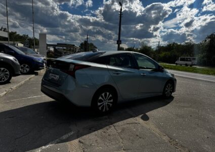 Купить марку машины Toyota Prius 2022 в Луганске