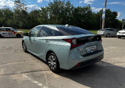 Купить марку машины Toyota Prius 2022 в Луганске