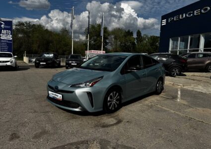 Купить марку машины Toyota Prius 2022 в Луганске
