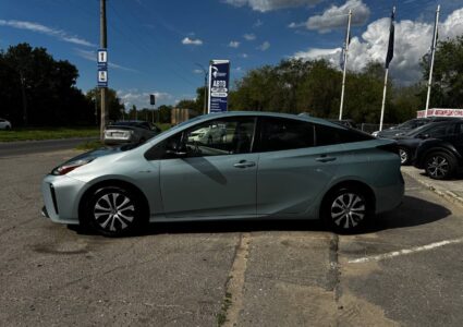 Купить марку машины Toyota Prius 2022 в Луганске